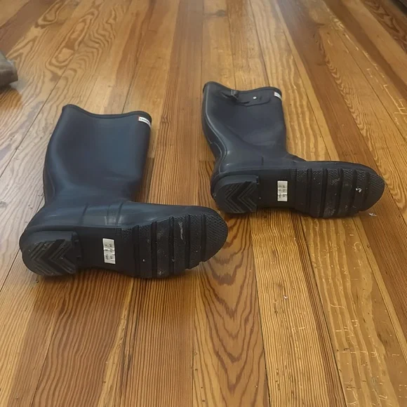 Dark purple hunter tall rain boots size 8, excellent condition - Picture 8 of 9